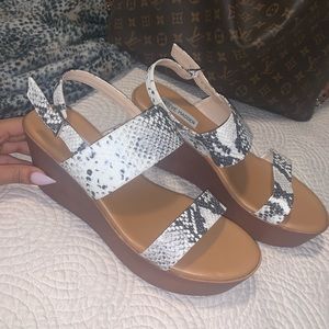 steve madden flat form sandals